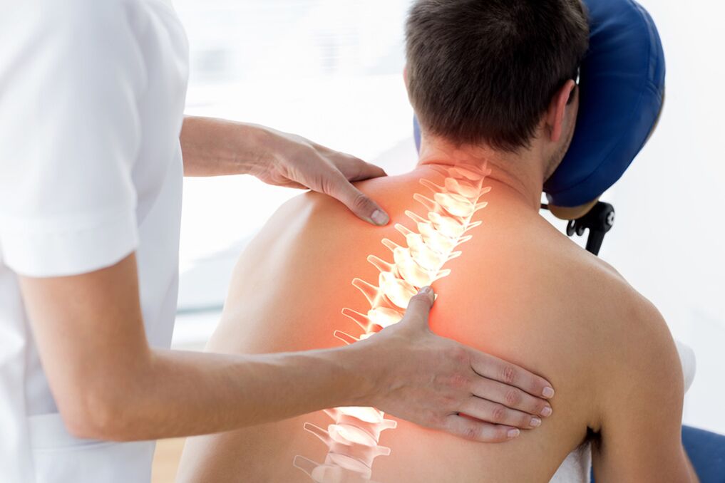 Der Arzt untersucht den Rücken mit thorakaler Osteochondrose