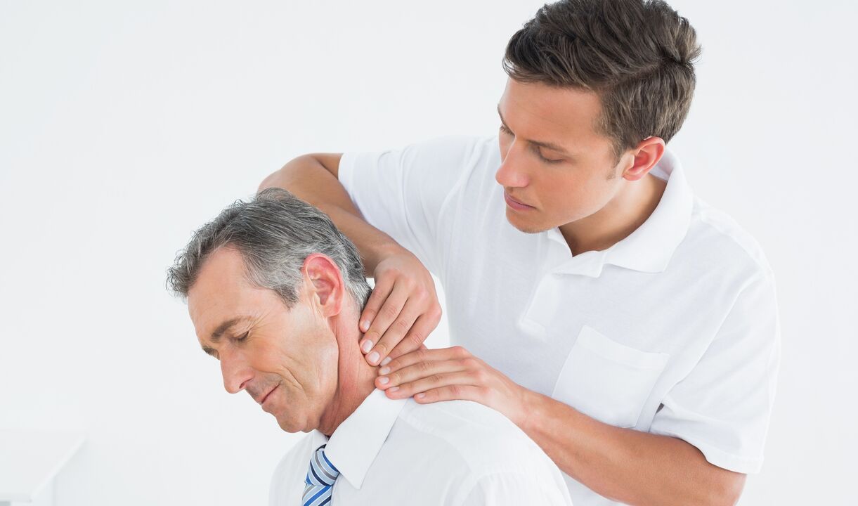 Der Arzt untersucht den Hals mit Osteochondrose